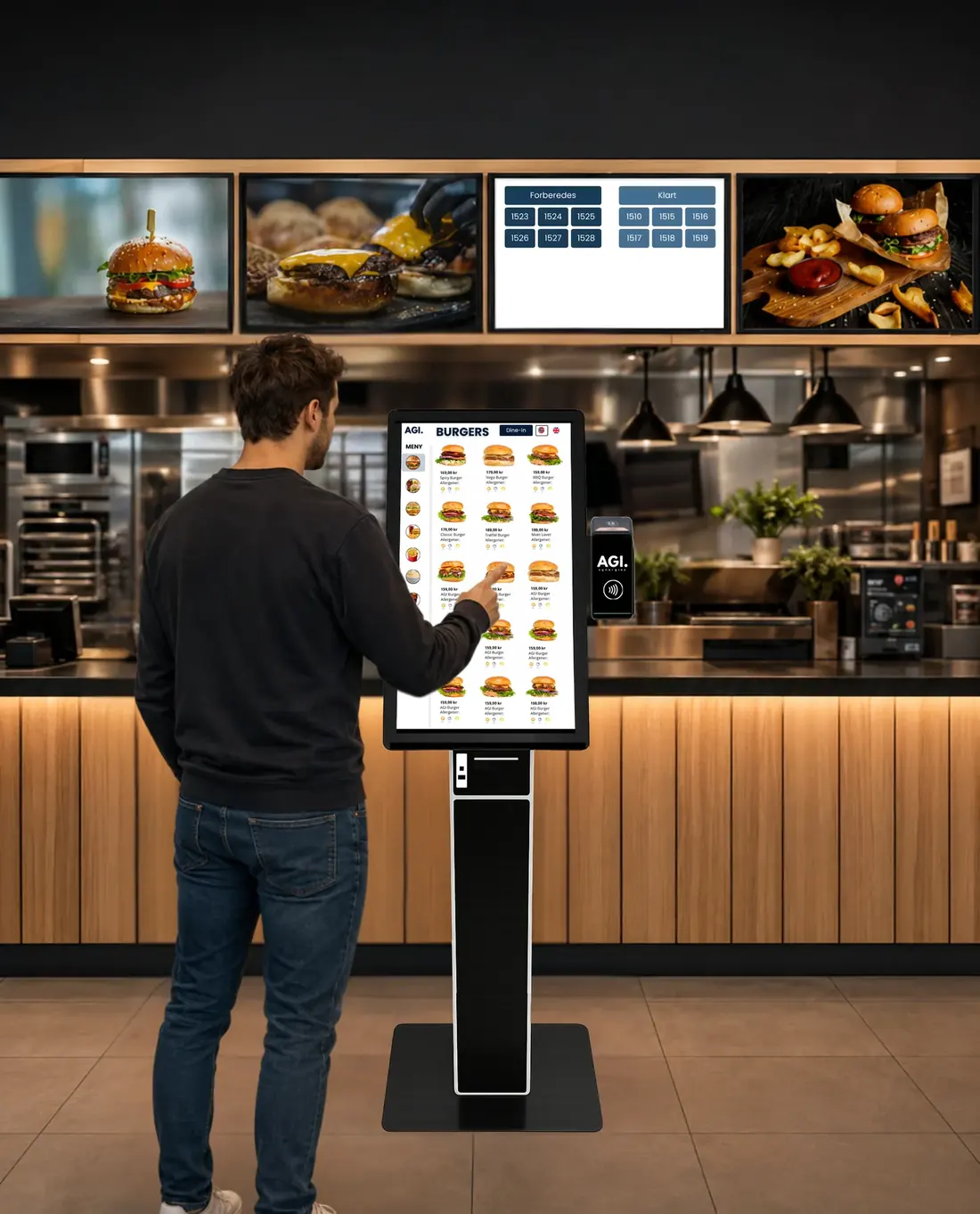Kunde bestiller på AGI selvbetjenings-kiosk med betalingsterminal